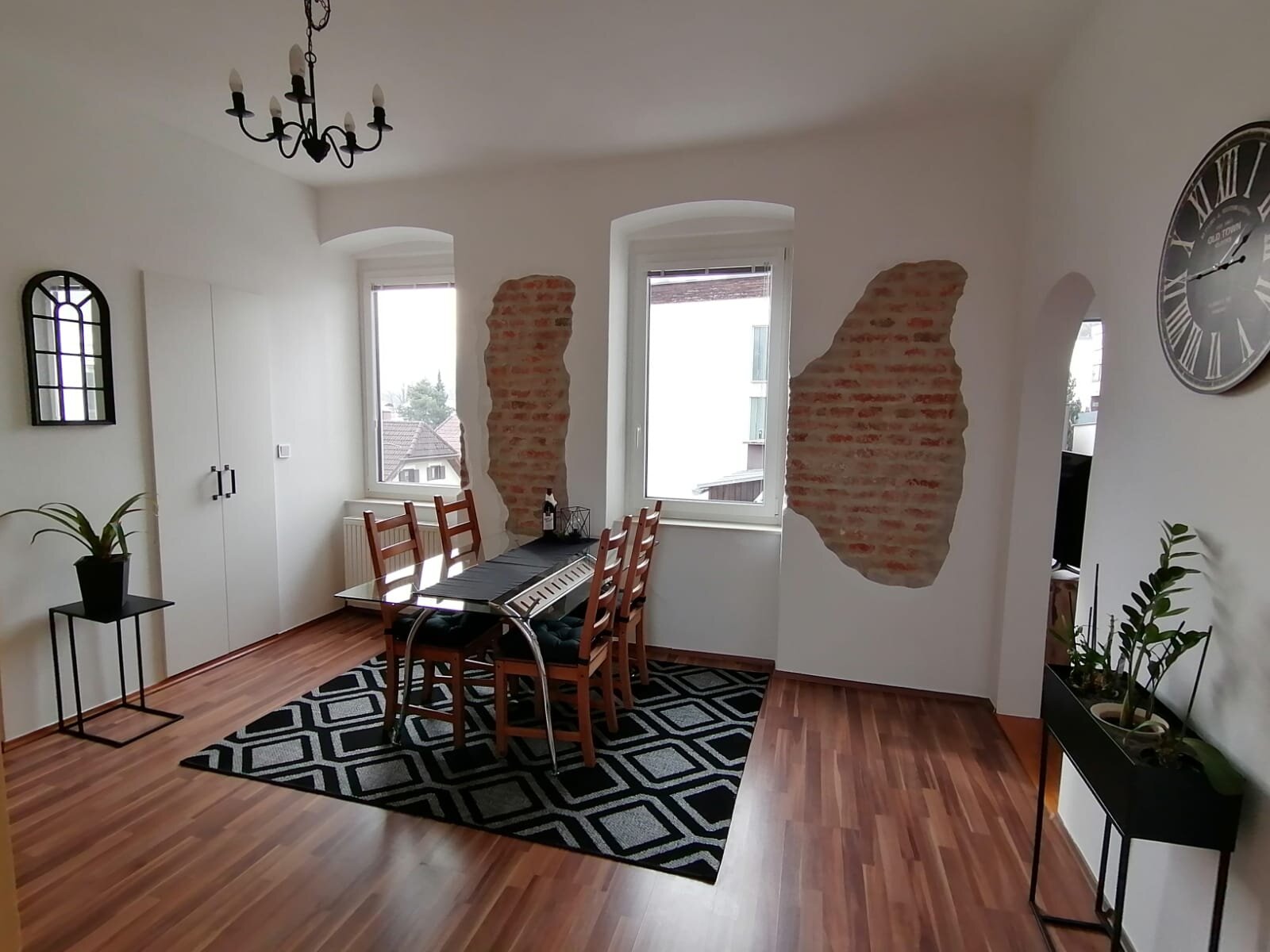 Von unserem Esstisch/Esszimmer aus, kann man einen herrlichen Gebirgsblick geniessen. | © @wolfistraunseeblick