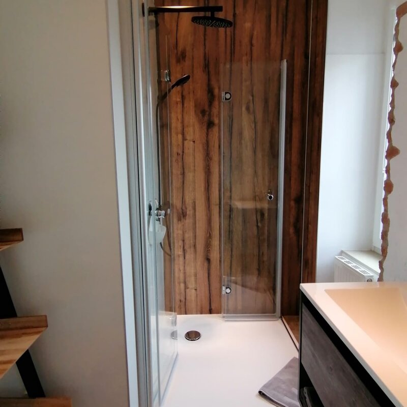 Die großzügige Regendusche lädt zu einem wohltuenden Duscherlebnis ein | © @wolfistraunseeblick