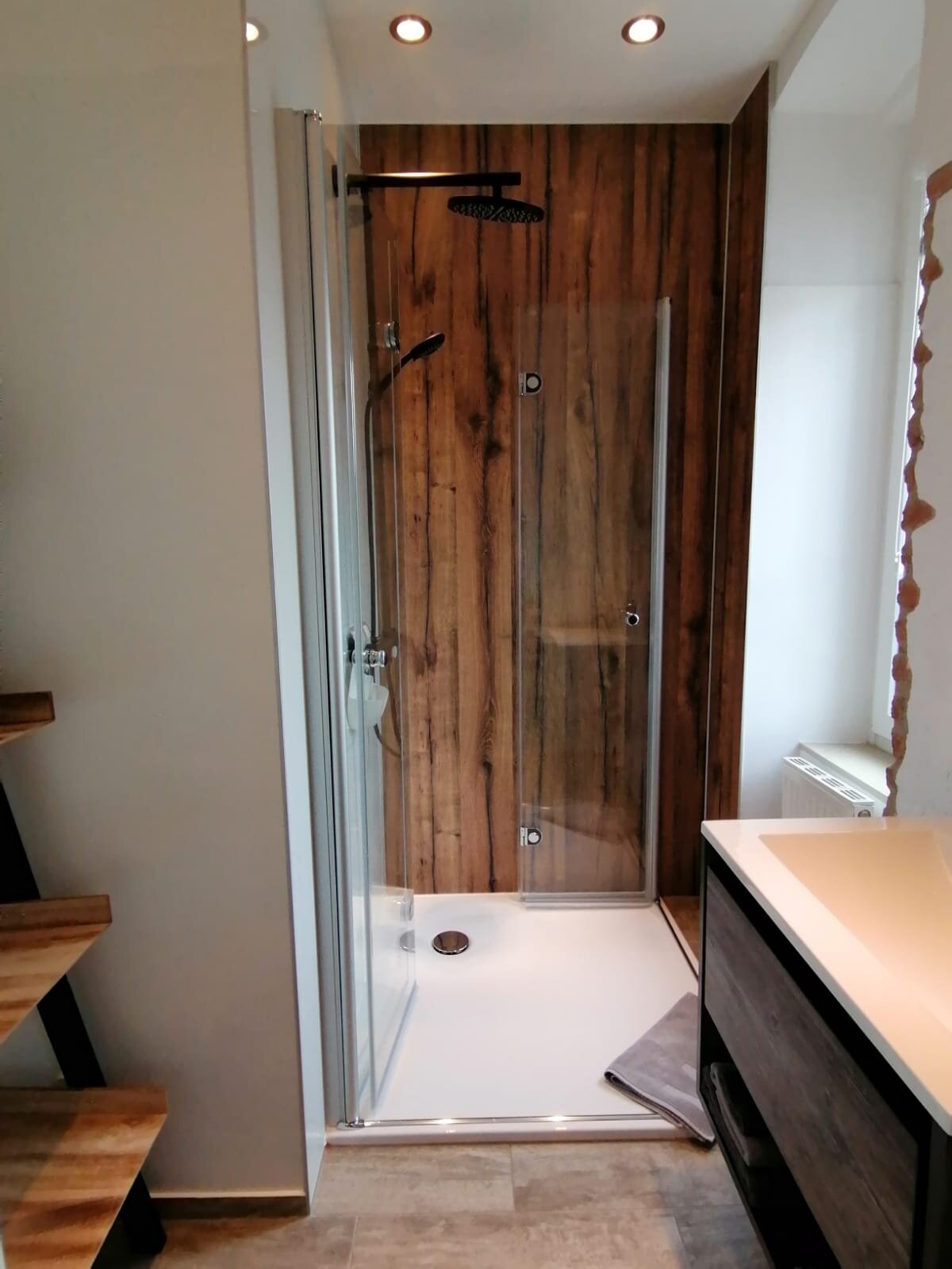 Die großzügige Regendusche lädt zu einem wohltuenden Duscherlebnis ein | © @wolfistraunseeblick