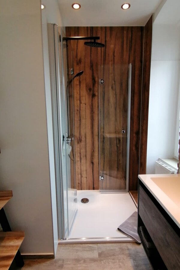Die großzügige Regendusche lädt zu einem wohltuenden Duscherlebnis ein | © @wolfistraunseeblick