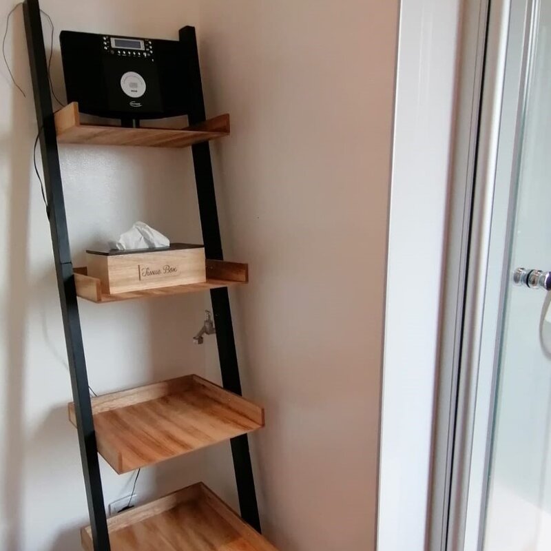 Unser Leiterregal bietet genügend Platz zum ablegen der Badezimmerutensilien | © @wolfistraunseeblick