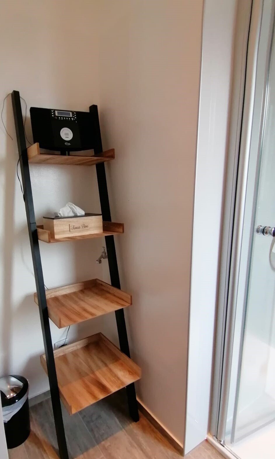 Unser Leiterregal bietet genügend Platz zum ablegen der Badezimmerutensilien | © @wolfistraunseeblick