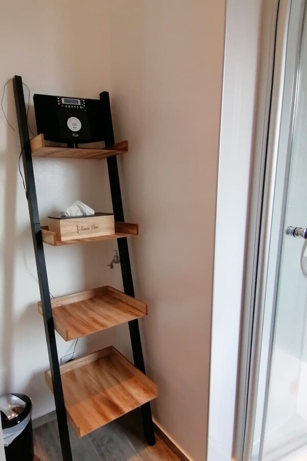 Unser Leiterregal bietet genügend Platz zum ablegen der Badezimmerutensilien | © @wolfistraunseeblick