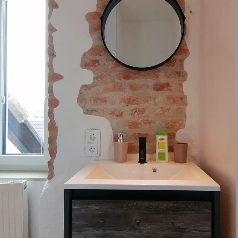 Unsere schönen freigelegten Ziegelwände verleihen dem Waschtisch einen zusätzlichen Flair | © @wolfistraunseeblick