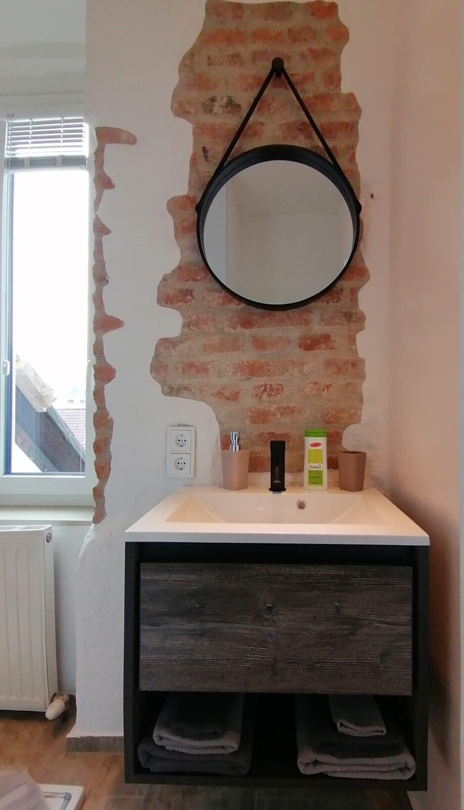 Unsere schönen freigelegten Ziegelwände verleihen dem Waschtisch einen zusätzlichen Flair | © @wolfistraunseeblick