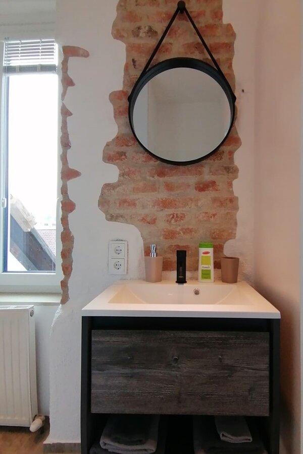 Unsere schönen freigelegten Ziegelwände verleihen dem Waschtisch einen zusätzlichen Flair | © @wolfistraunseeblick