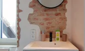 Our beautiful exposed brick walls add extra flair to the washbasin | © @wolfistraunseeblick