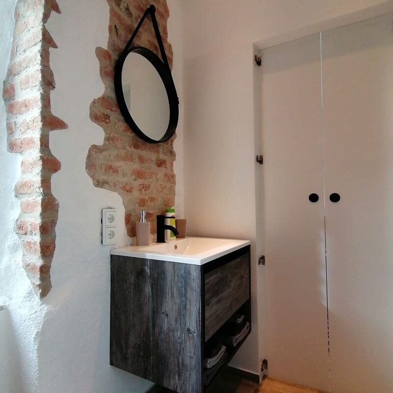 Unser Badezimmer verleiht einen Hauch von Spa | © @wolfistraunseeblick