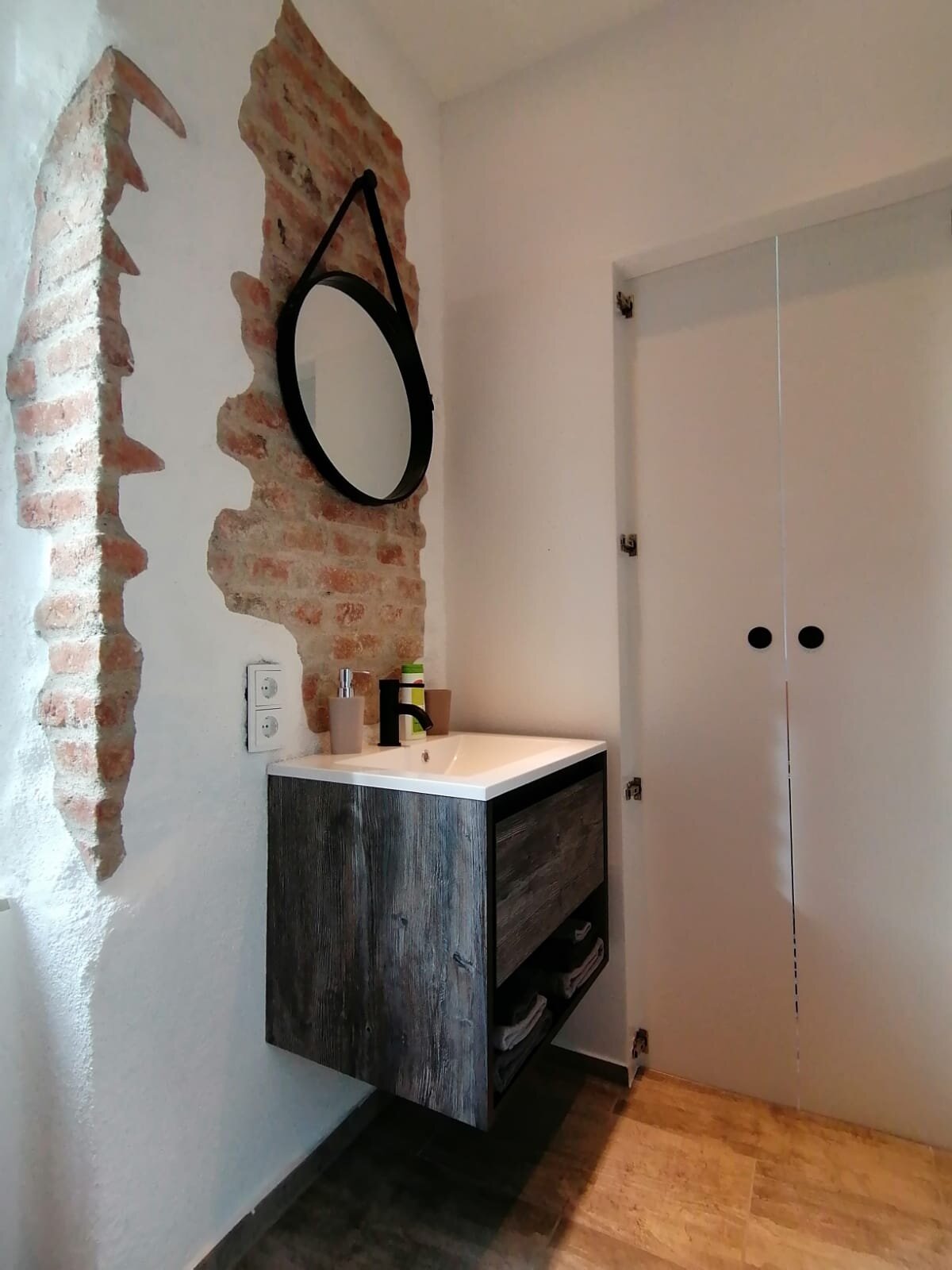 Unser Badezimmer verleiht einen Hauch von Spa | © @wolfistraunseeblick