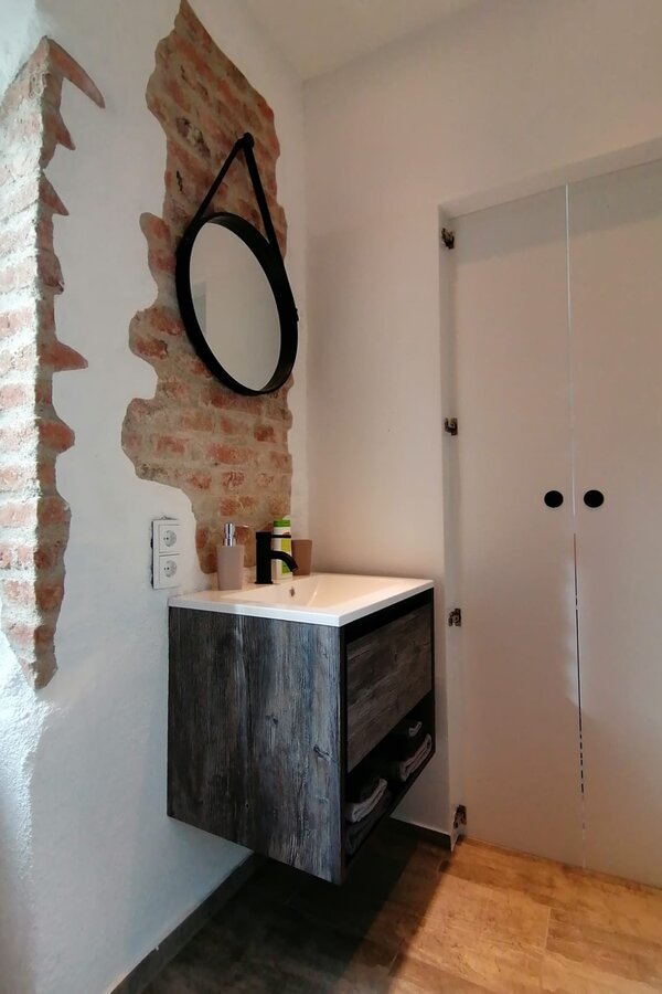 Unser Badezimmer verleiht einen Hauch von Spa | © @wolfistraunseeblick