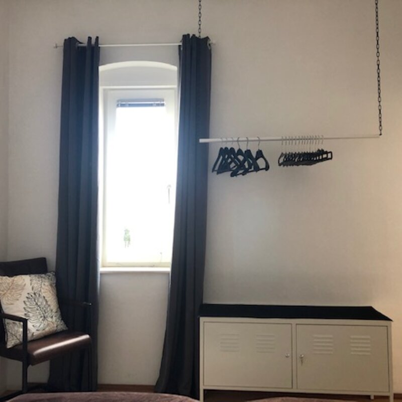 Morgens kann man die ersten Sonnenstrahlen durch das nach Osten platzierte Fenster direkt geniessen | © @wolfistraunseeblick