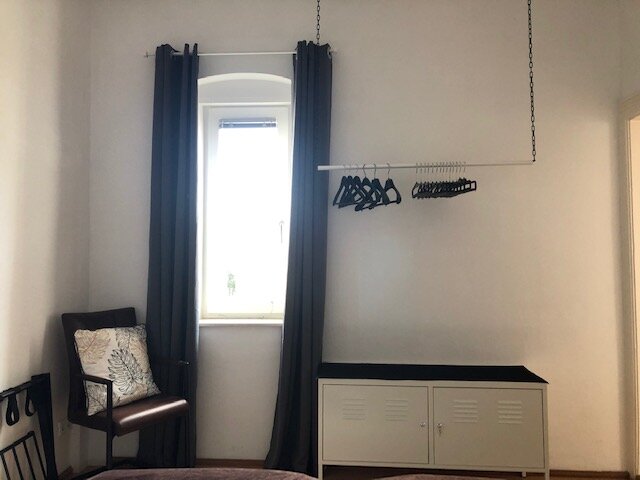 Morgens kann man die ersten Sonnenstrahlen durch das nach Osten platzierte Fenster direkt geniessen | © @wolfistraunseeblick