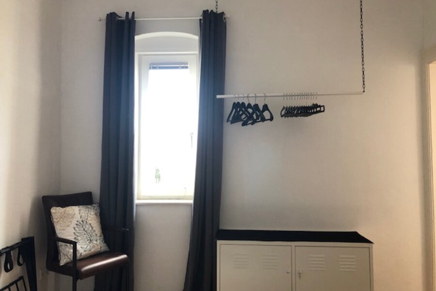 Morgens kann man die ersten Sonnenstrahlen durch das nach Osten platzierte Fenster direkt geniessen | © @wolfistraunseeblick