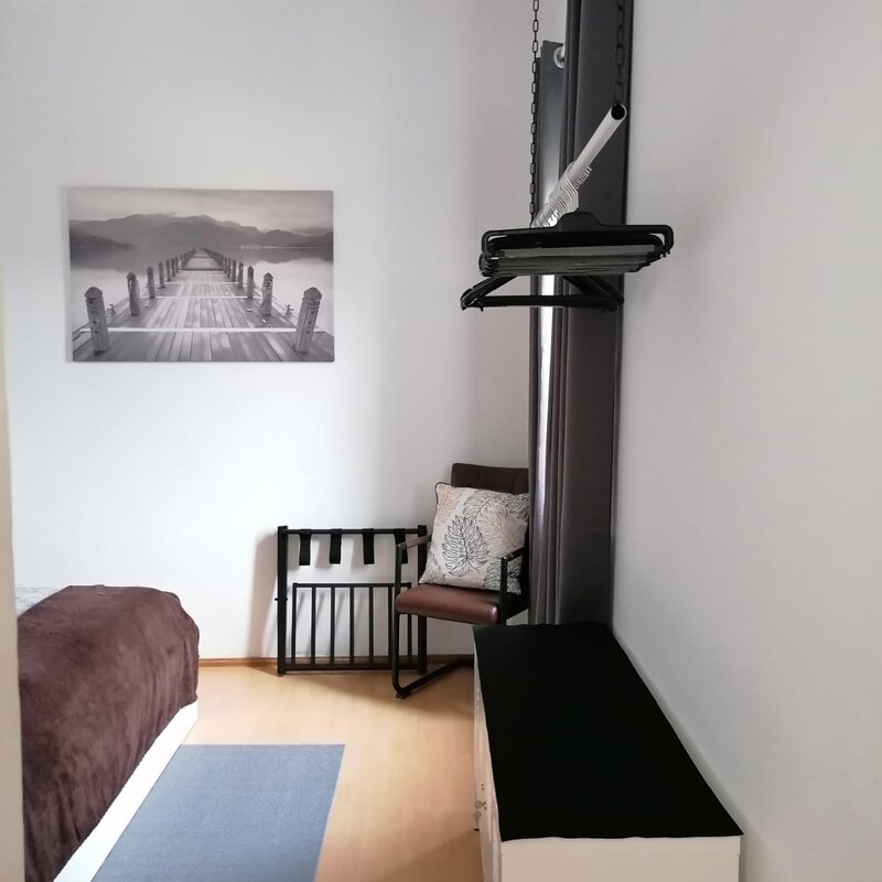 Praktische Kleiderstange zum platzieren der Kleidung  | © @wolfistraunseeblick