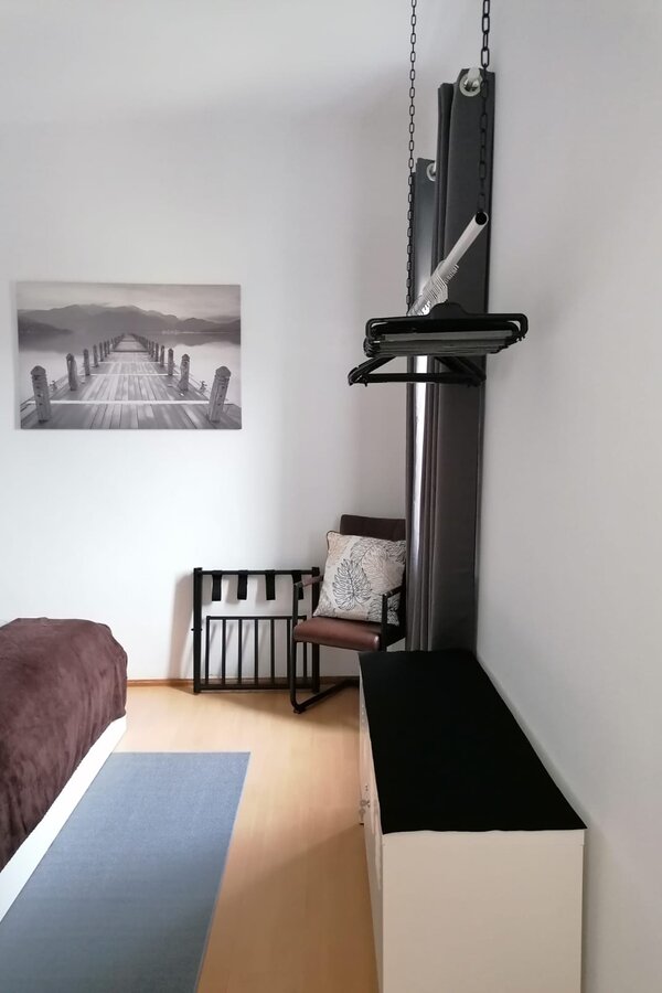 Praktische Kleiderstange zum platzieren der Kleidung  | © @wolfistraunseeblick