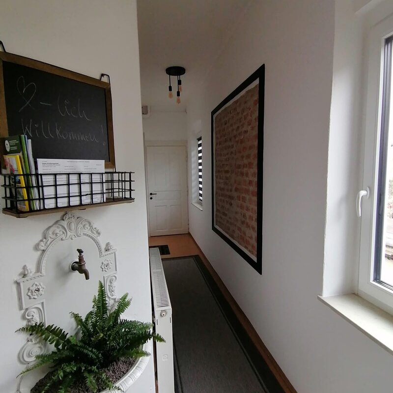 Schöner, heller Vorraum mit direktem Weg zur Wohnküche, Schlafzimmer & Toilette | © @wolfistraunseeblick