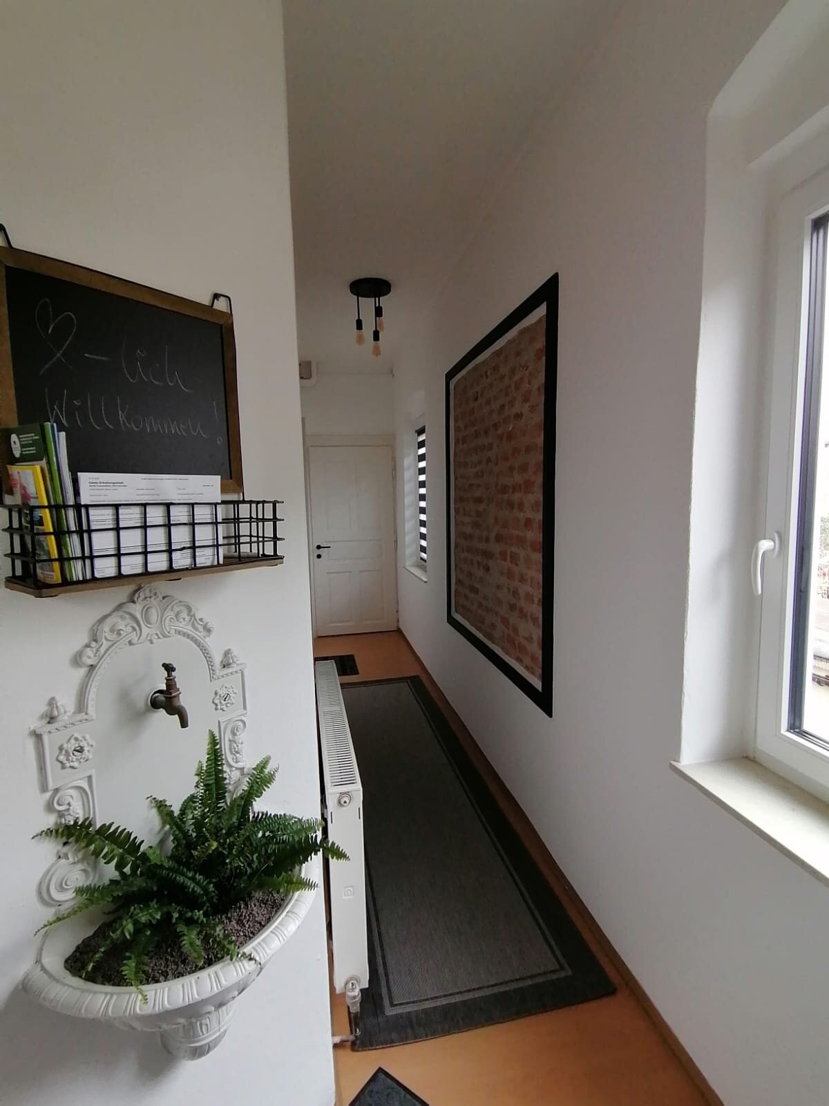 Schöner, heller Vorraum mit direktem Weg zur Wohnküche, Schlafzimmer & Toilette | © @wolfistraunseeblick