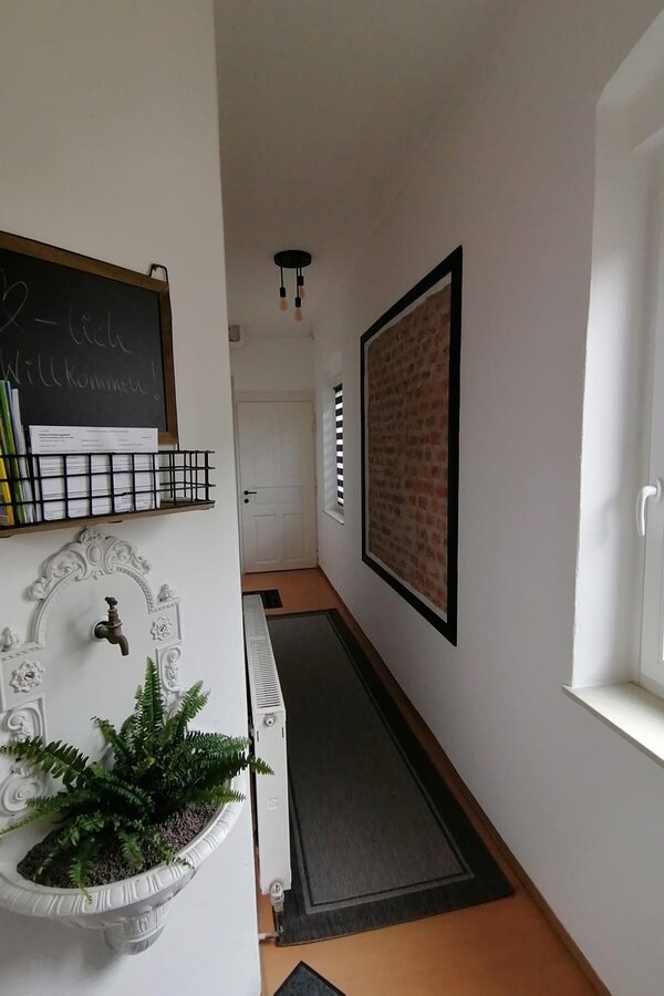 Schöner, heller Vorraum mit direktem Weg zur Wohnküche, Schlafzimmer & Toilette | © @wolfistraunseeblick