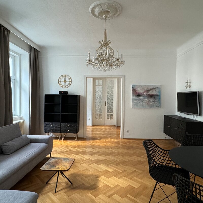 Helles Wohnzimmer mit Parkettboden & Kronleuchter – 3-Zimmer Wohnung zur Kurzzeitmiete, Wohnen auf Zeit 1 bis 6 Monate, Wien