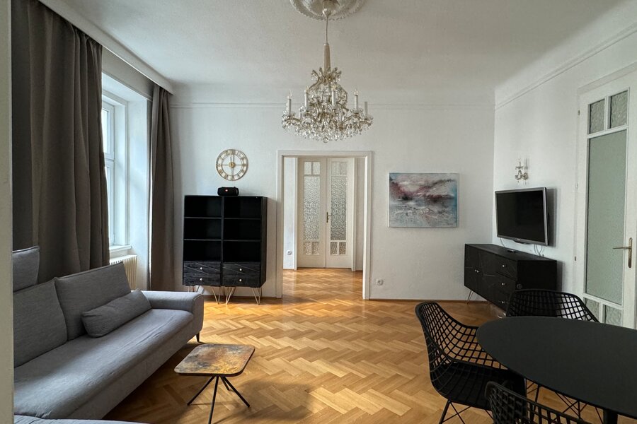 Helles Wohnzimmer mit Parkettboden & Kronleuchter – 3-Zimmer Wohnung zur Kurzzeitmiete, Wohnen auf Zeit 1 bis 6 Monate, Wien