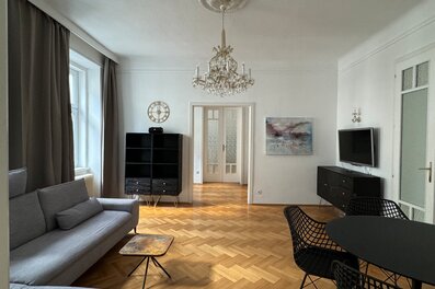 Helles Wohnzimmer mit Parkettboden & Kronleuchter – 3-Zimmer Wohnung zur Kurzzeitmiete, Wohnen auf Zeit 1 bis 6 Monate, Wien
