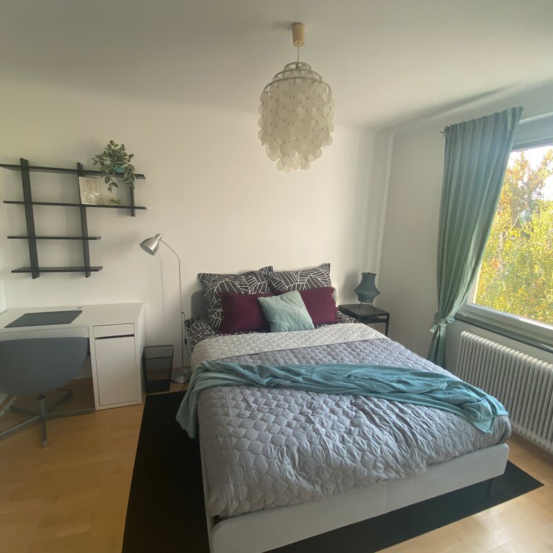 Bett und Schreibtisch