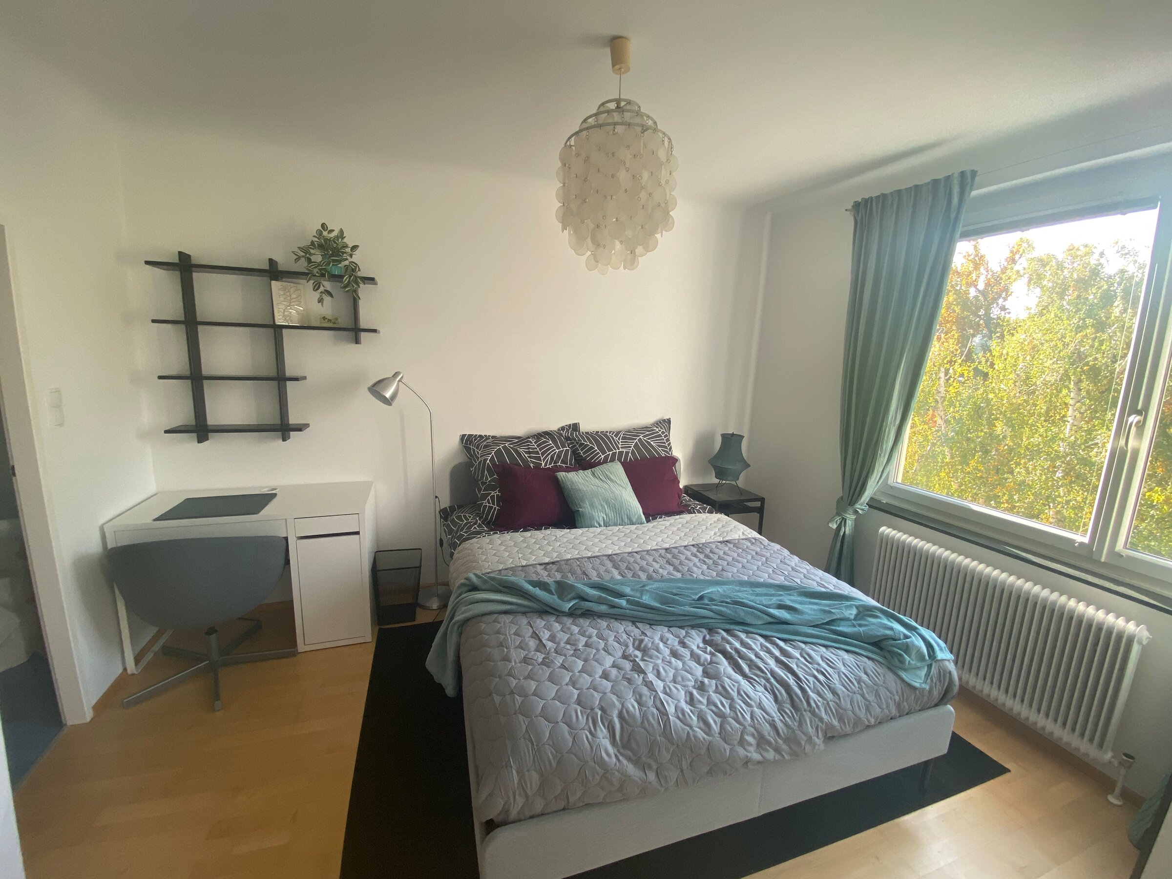 Bett und Schreibtisch