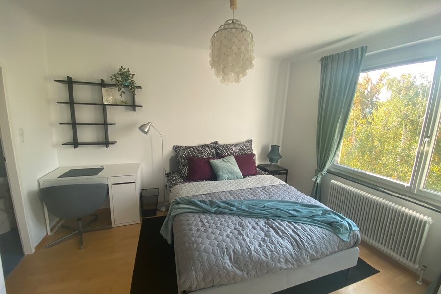 Bett und Schreibtisch