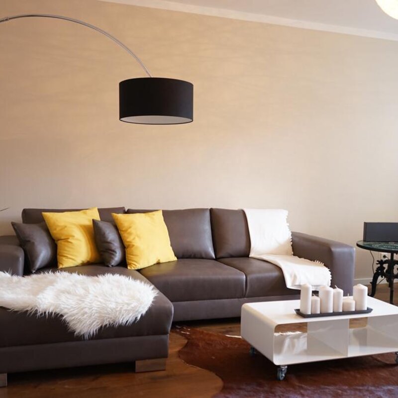 Heller Wohnbereich mit Designermöbeln – 2-Zimmer Wohnung zur Kurzzeitmiete & Wohnen auf Zeit für 1 bis 6 Monate in Graz