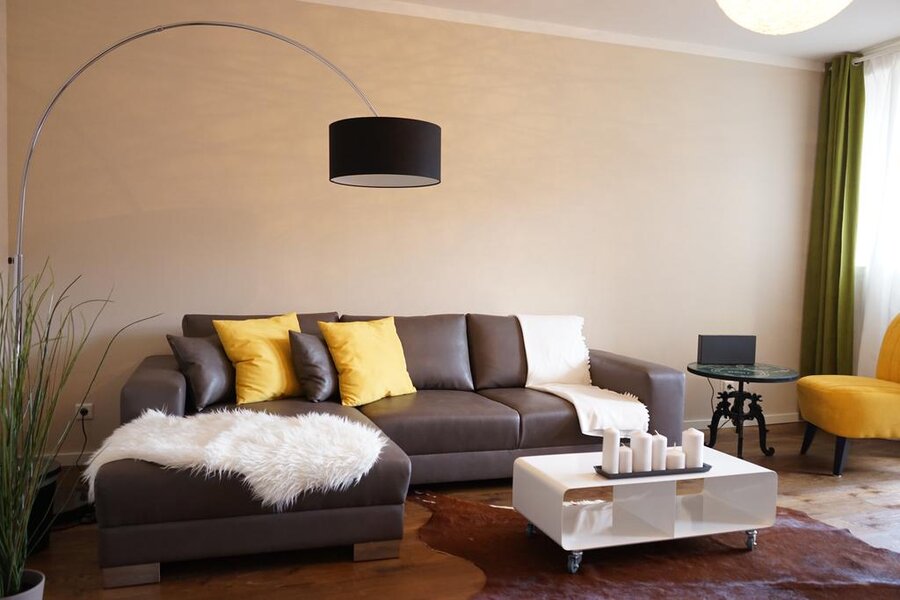 Heller Wohnbereich mit Designermöbeln – 2-Zimmer Wohnung zur Kurzzeitmiete & Wohnen auf Zeit für 1 bis 6 Monate in Graz
