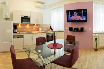 Helles 1-Zimmer Apartment mit vollausgestatteter Küche & Esstisch – Kurzzeitmiete & Wohnen auf Zeit für 1 bis 6 Monate in Wien