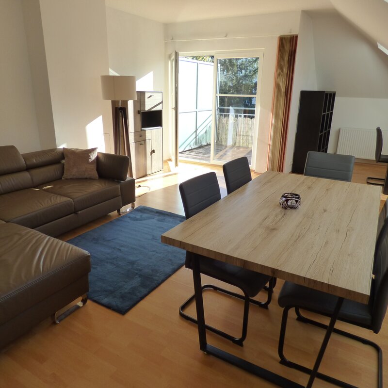 Heller Wohn-Essbereich mit Balkon – 2-Zimmer Wohnung zur Kurzzeitmiete, Wohnen auf Zeit 1 bis 6 Monate, Enns