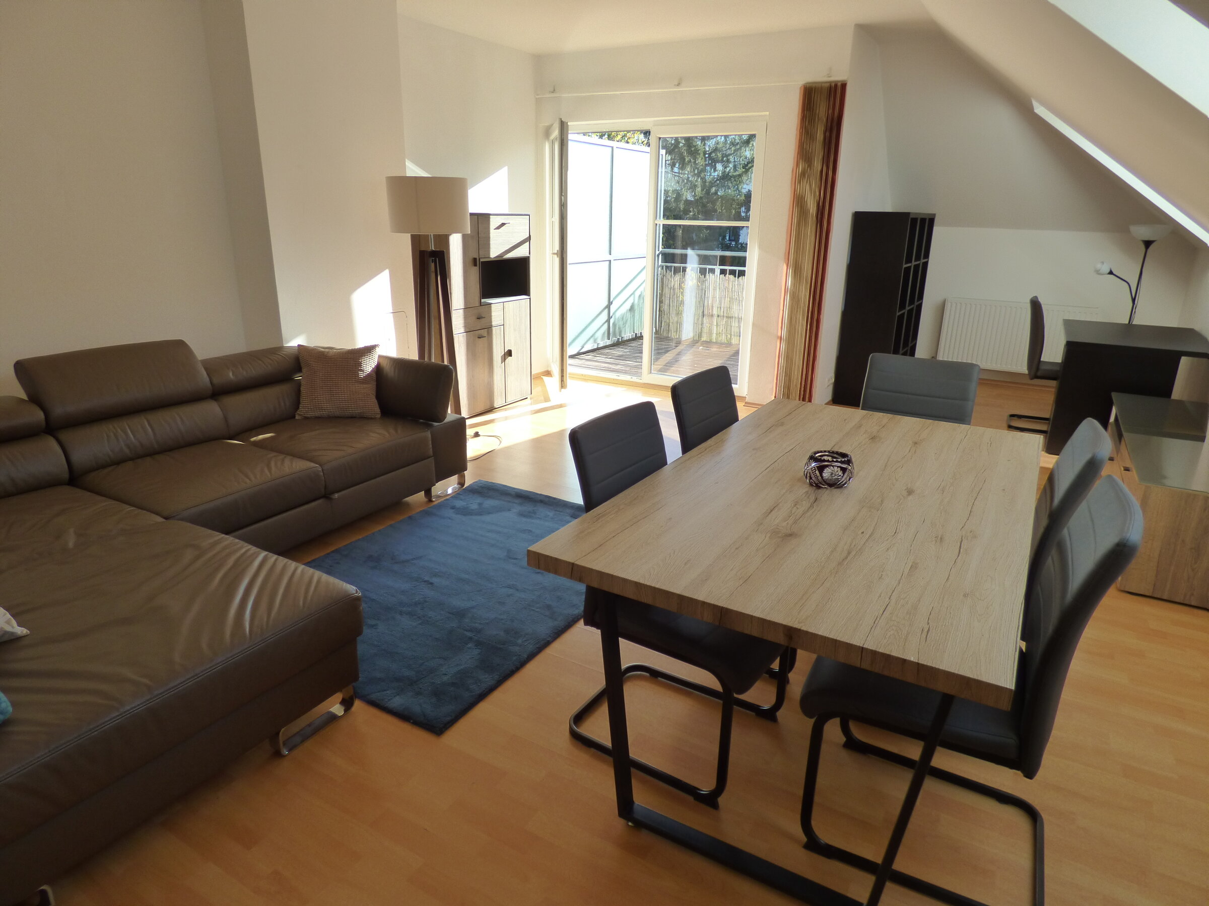Heller Wohn-Essbereich mit Balkon – 2-Zimmer Wohnung zur Kurzzeitmiete, Wohnen auf Zeit 1 bis 6 Monate, Enns