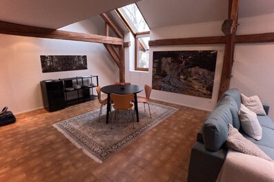 Heller Wohnbereich mit Dachbalken & Skylight – Sky-Loft Haus, Kurzzeitmiete & Wohnen auf Zeit für 1 bis 6 Monate, Pucking