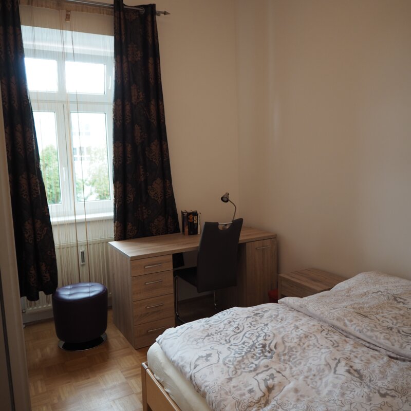 Schlafzimmer mit Schreibtisch