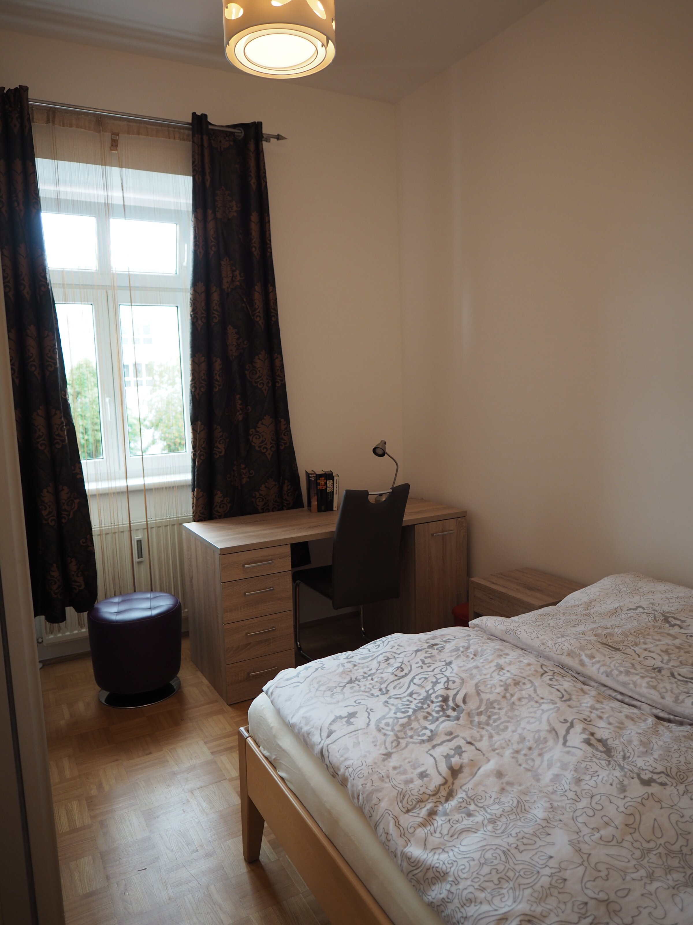 Schlafzimmer mit Schreibtisch