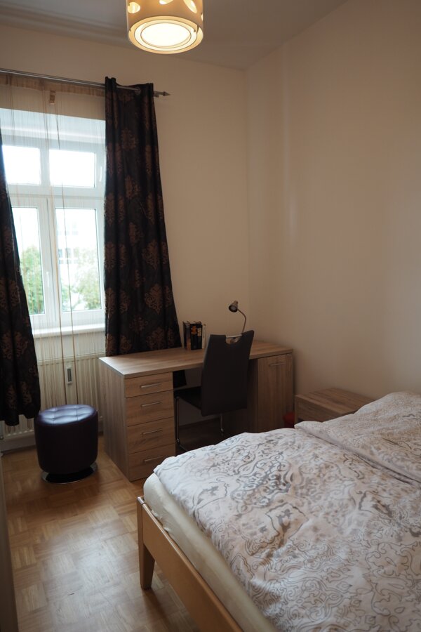 Schlafzimmer mit Schreibtisch