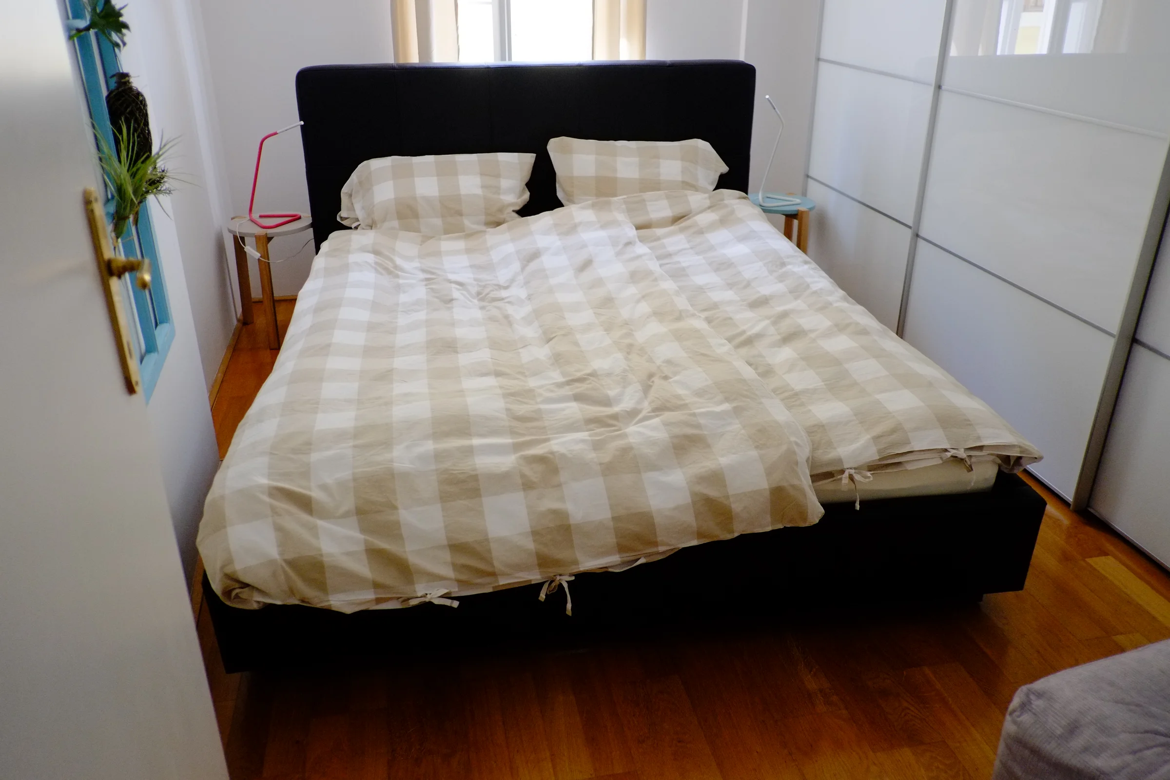 Sleeping room with wardrobe