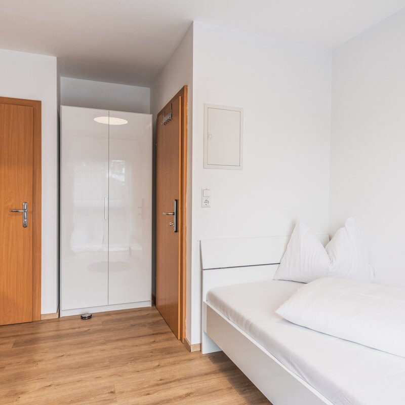 Kleiderschrank, Bett