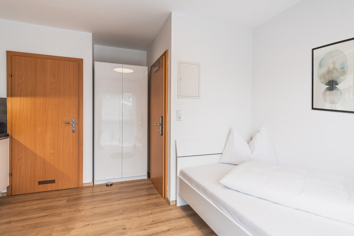 Kleiderschrank, Bett