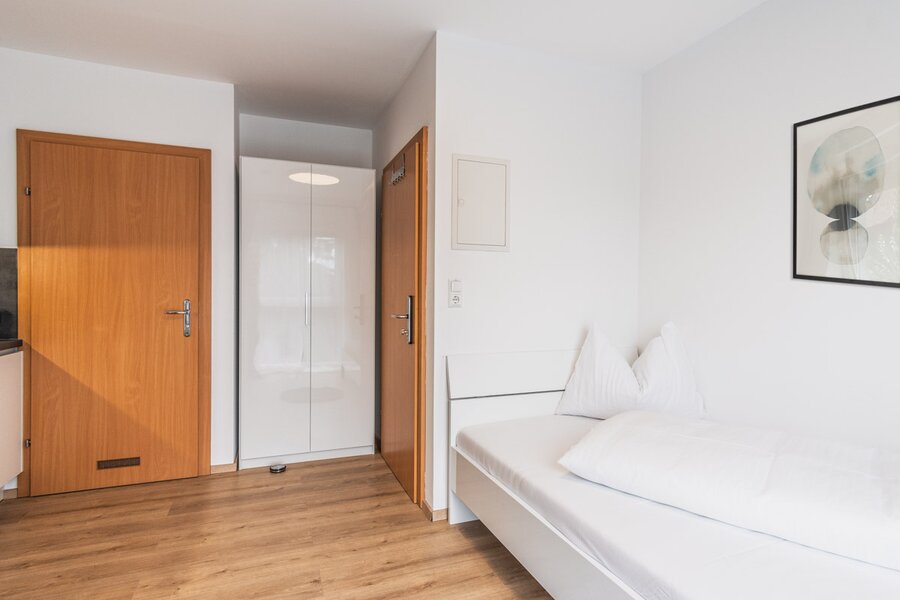 Kleiderschrank, Bett