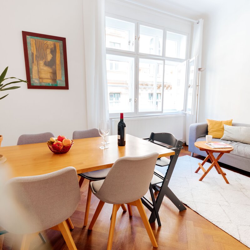 Helles Wohn-Esszimmer mit moderner Einrichtung – 2-Zimmer Wohnung zur Kurzzeitmiete & Wohnen auf Zeit für 1 bis 6 Monate in Wien
