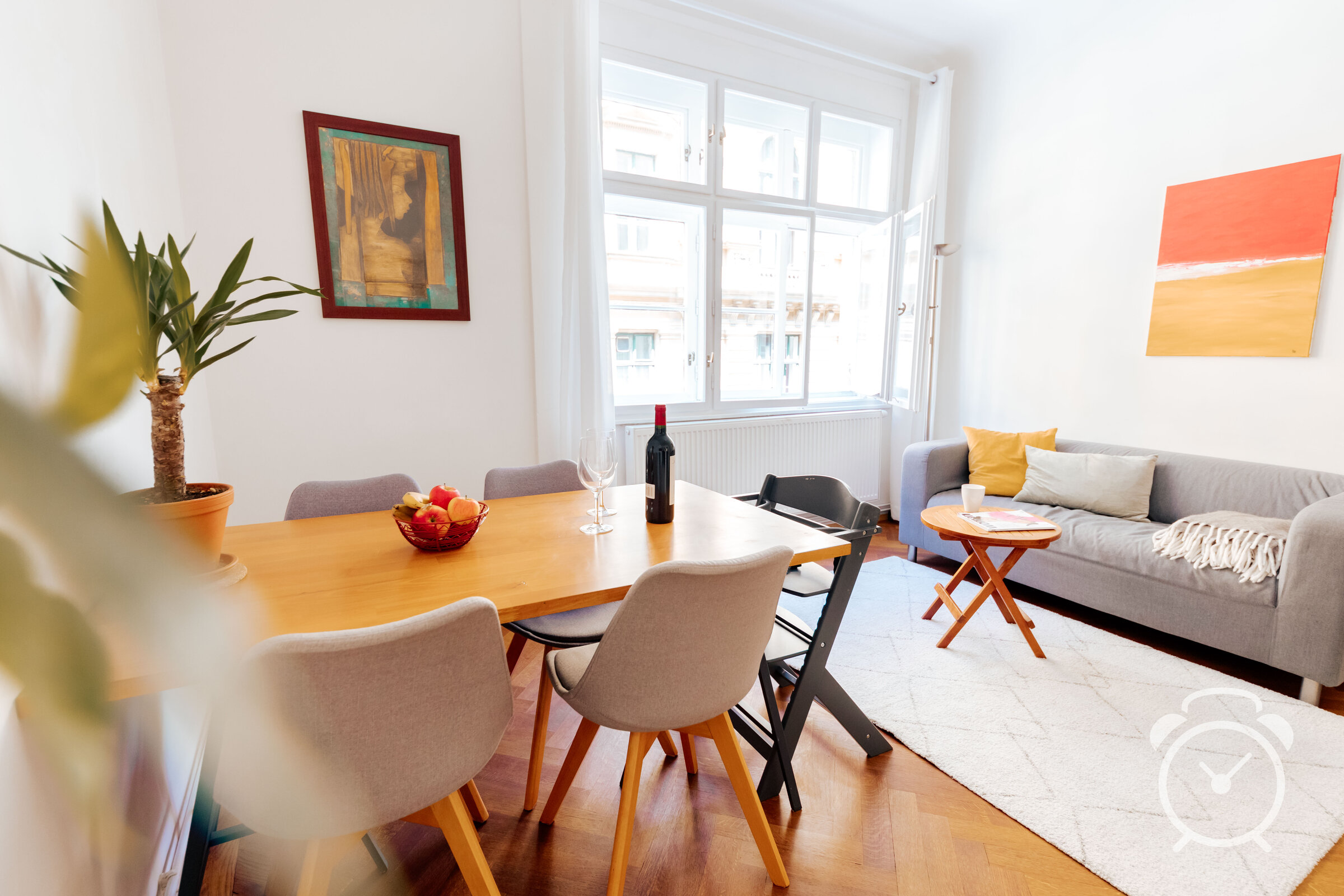 Helles Wohn-Esszimmer mit moderner Einrichtung – 2-Zimmer Wohnung zur Kurzzeitmiete & Wohnen auf Zeit für 1 bis 6 Monate in Wien