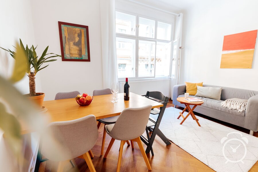 Helles Wohn-Esszimmer mit moderner Einrichtung – 2-Zimmer Wohnung zur Kurzzeitmiete & Wohnen auf Zeit für 1 bis 6 Monate in Wien