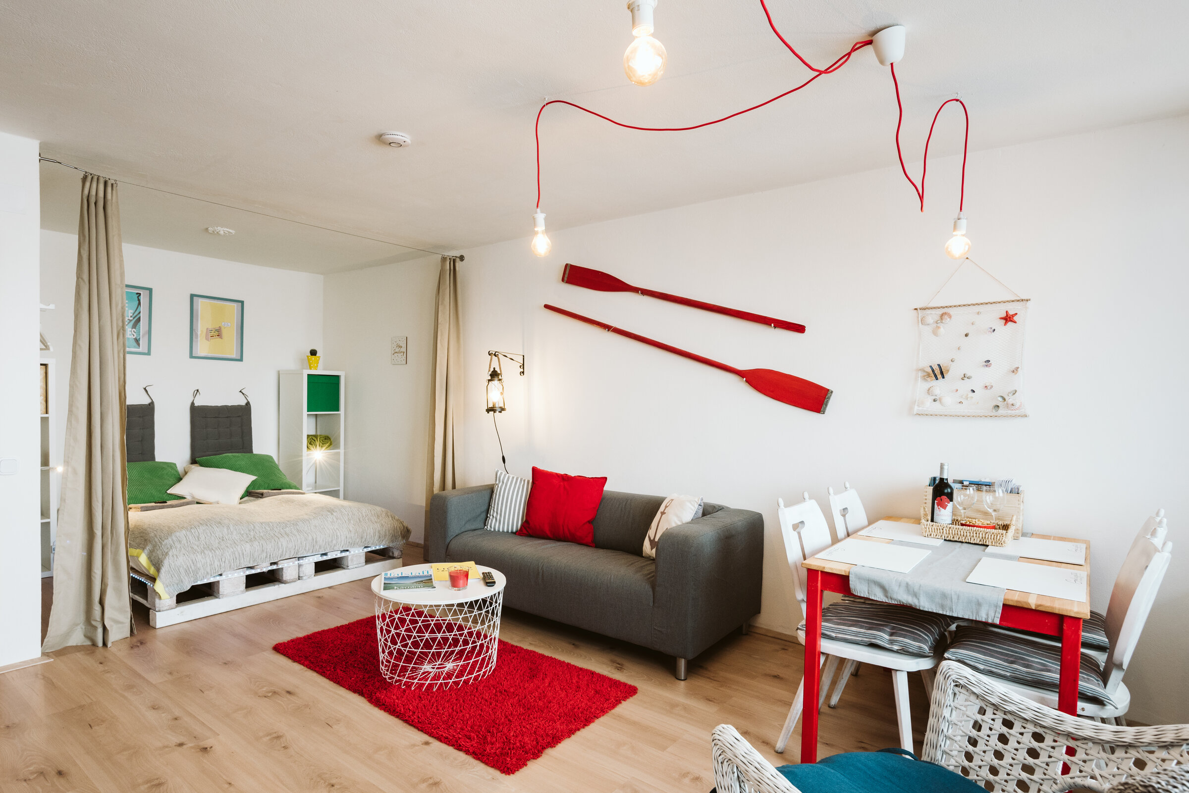 Helles Wohnzimmer mit maritimem Dekor – 2-Zimmer Wohnung zur Kurzzeitmiete & Wohnen auf Zeit für 1 bis 6 Monate in Bodensdorf