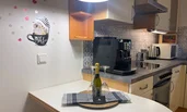 Vollausgestattete Küche mit Kaffeevollautomaten