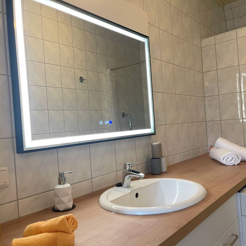 Badezimmer mit Waschmaschine, Dusche und großem beheizten und beleuchteten Anti Beschlagsspiegel