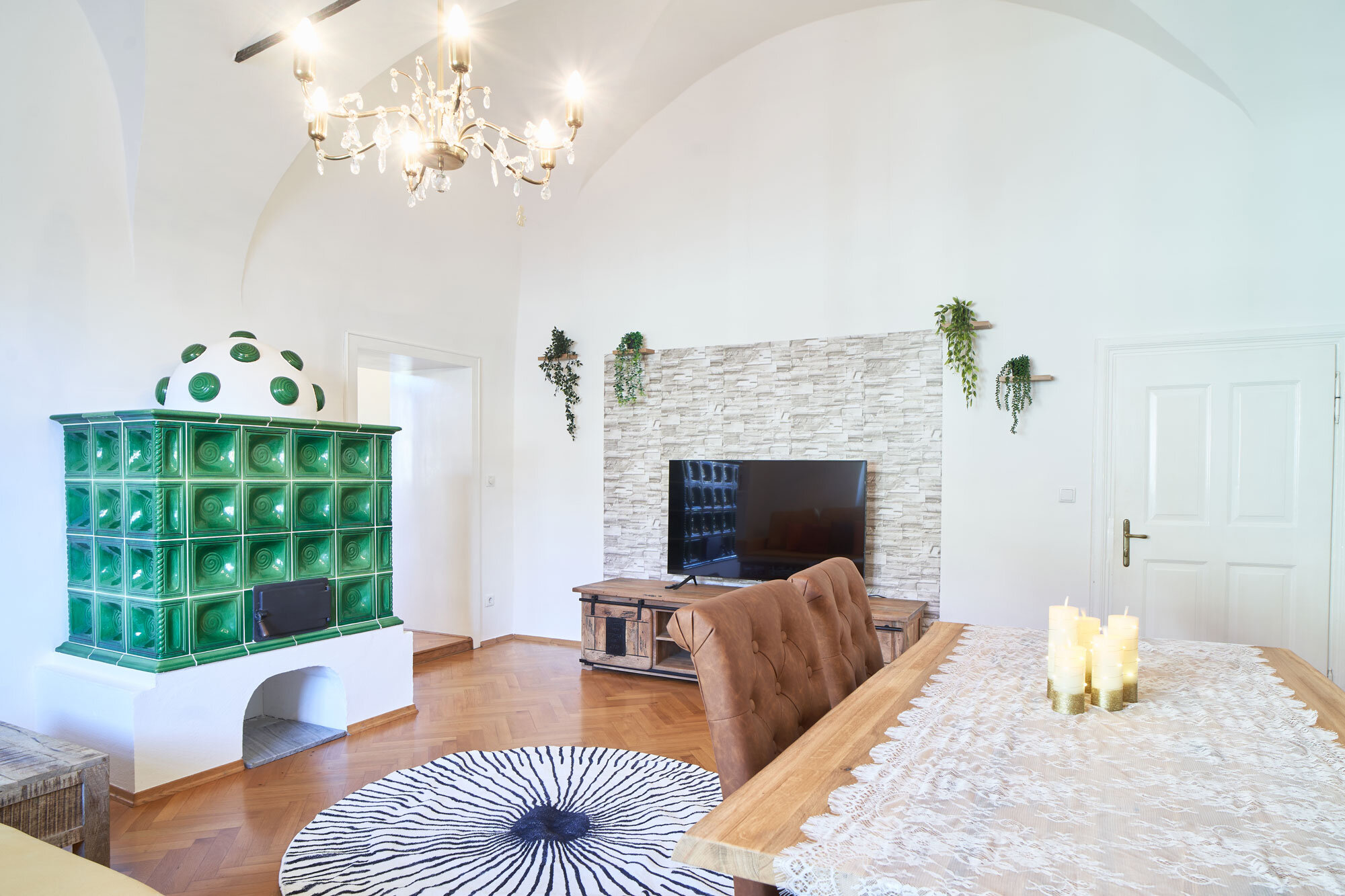 Large living room with tiled stove, Smart TV, dining table and very comfortable couch