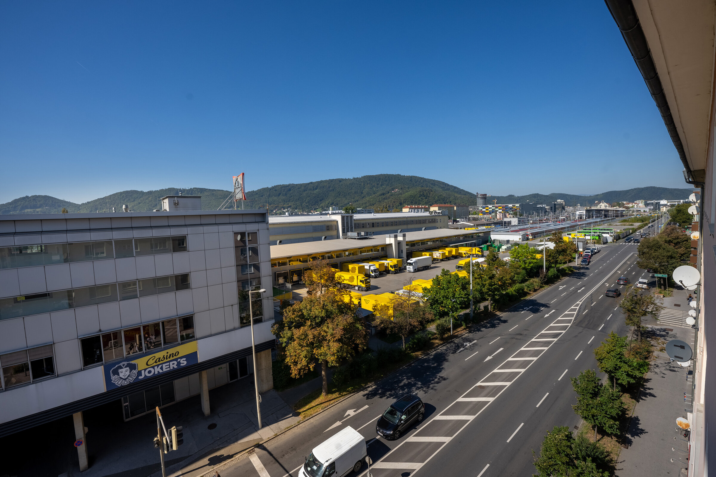 Blick auf die Berge und den fantastischen Sonnenuntergang