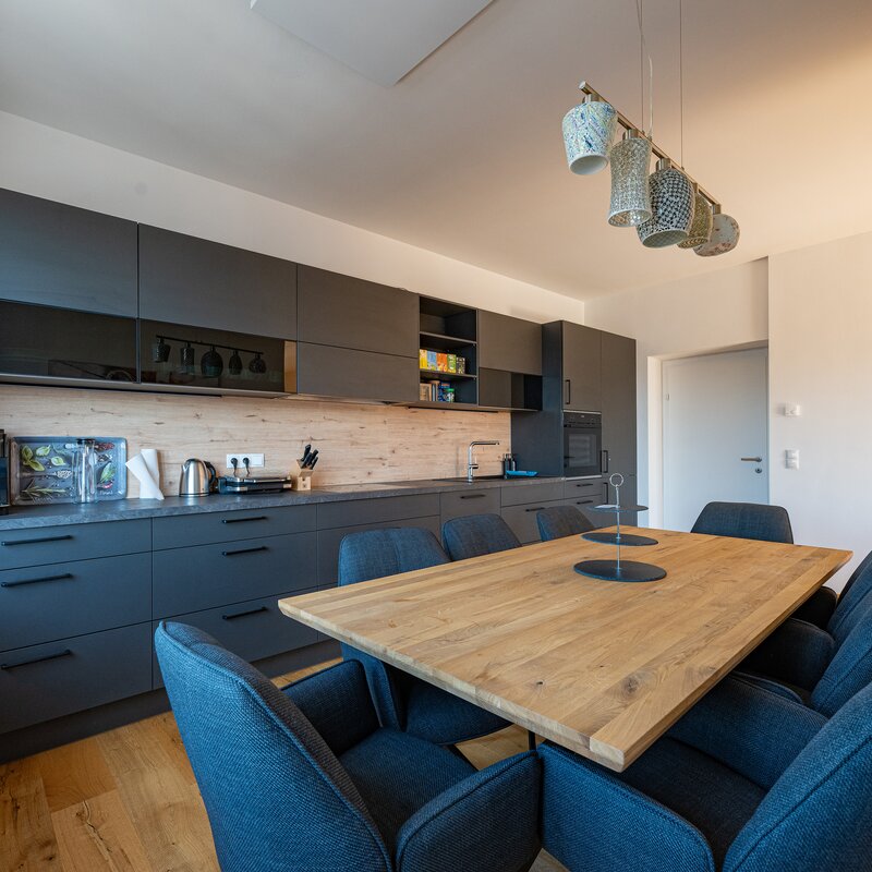 Voll ausgestattete luxuriöse Küche